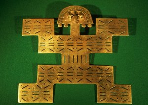 Ornamento pectoral de la Región Tolima, Colombia, c.500-1500 d.C. (oro) de Unbekannt Unbekannt