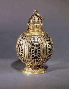 Pomander, decorado con trabajo de desplazamiento cincelado que encierra esmalte negro, plata dorada, probablemente inglés, c.1580