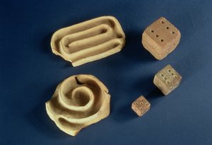 Dados de arenisca y juego de laberinto de terracota, Harappa, 2300-1750 a.C.