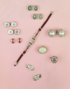 Selección de joyería Art Deco; reloj con rubíes calibre; botón, gemelos y studs; pendientes; pendientes de perla Mabe y diamantes