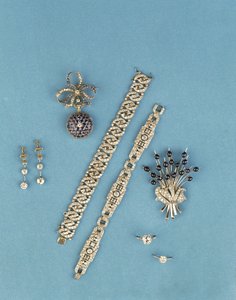 Selección de joyería Art Deco: pulseras de eslabones; reloj de bolsillo con zafiro y diamantes; anillos solitarios; broche de spray con zafiro cabujón (diamante) de Unbekannt Unbekannt