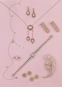 Selección de joyas eduardianas y Art Deco: pendientes y colgante de ópalo; colgante de diamantes; broche de pluma de avestruz; gemelos y botones de diamantes y ónix de Unbekannt Unbekannt