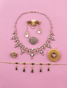 Selección de joyería victoriana: collar de turmalina y perlas divididas; broche ovalado de diamantes en rosa; collar de ópalo y diamantes; broche de estrella con amatista cabujón; cristal de Essex de tigre gruñendo de Unbekannt Unbekannt