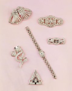 Selección de joyería de diamantes: broche de diamantes en forma de baguette y marquesa; clip de diamantes Art Deco; broche de diamantes en panel; reloj de dama con caja oblonga de diamantes de Unbekannt Unbekannt
