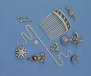 Selección de joyería de diamantes: peine para el cabello; collar graduado de collet; broche de media luna con zafiro; colgante de carbunclo esmaltado; reloj de bolsillo; broche de estrella de Unbekannt Unbekannt
