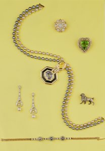 Selección de joyería: collar de perlas cultivadas estilo Art Deco con zafiros amarillos y azules; pendientes colgantes de diamantes y perlas; broche de estrella con ópalo y diamantes rosa; broche de caniche con diamantes rosa de Unbekannt Unbekannt