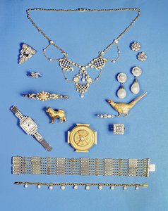 Selección de joyas: colgante de perla y oro; broche de clip de diamantes Art Deco; pendientes de perlas; broche de oro estilo celta; pulsera de cadena eduardiana; broche de faisán; brazalete de bisagra de oro con media perla de Unbekannt Unbekannt