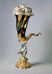 Copa de pie de plata dorada en forma de cuerno de la abundancia con decoración en relieve por D.T. Moye, Hamburgo, principios del siglo XVII