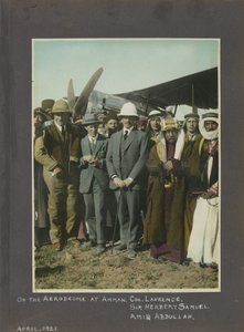 T.E. Lawrence, Sir Herbert Samuel y Amir Abdullah en el aeródromo de Ammán, Jordania, 1921