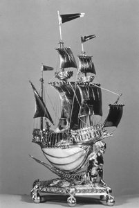 El Burghley Nef, concha de nautilo montada en plata y parcialmente dorada por Pierre le Flamand, 1482-83