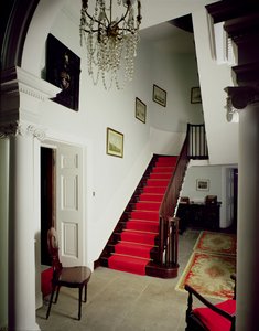 Vista del vestíbulo y la escalera de Belle Isle House, Lago Windermere, construido 1774-c.1781
