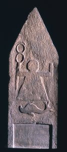 00357 Estela votiva que representa a Tanit, diosa de Cartago, sosteniendo un caduceo con un delfín y una inscripción debajo, fenicia, de Tophet El-Horfa, Argelia, siglo II-I a.C. de Unbekannt