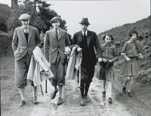 10º Duque con sus cuatro hijos, Billy, Andrew, Anne y Elizabeth en Bolton Abbey, c.1938 de William M. Timlin