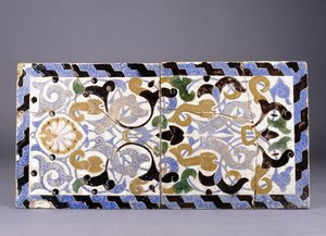 Un panel de azulejos de cerámica cuerda seca de la dinastía nazarí, con un diseño de arabescos entrelazados y palmetas, finales del siglo XIV o XV