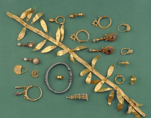Una colección de joyería helenística, bizantina y romana incluyendo un diadema de hoja de oro, un brazalete de plata del Mediterráneo Oriental, colgantes crescentes y una fíbula de oro, que datan del siglo III al I d.C.