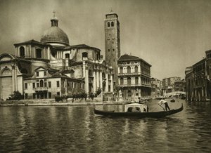 Una góndola en el Gran Canal frente a la Iglesia de San Jeremia en el barrio de Cannaregio. Fotografía de Wilhelm Bode de Unbekannt