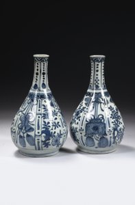 Un par de jarrones de botella chinos azul y blanco 