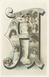 Foto-retrato de una mujer de pie con un largo manto blanco