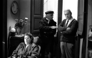 Alberto Sordi, Mario Monicelli y Shelley Winters en el escenario de "Un burgués pequeño pequeño", dirigida por Mario Monicelli de Unbekannt