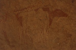 Argelia, desierto del Sahara, Parque Nacional Tassili-n-Ajjer, sitio de Sefar, pintura rupestre que representa un toro
