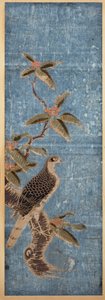Un ishizuri-e que representa un halcón posado en una rama de nanten, sobre un fondo azul de Unbekannt