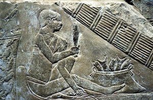 Antiguo Egipto: Saqqarah (o Saqqara o Sakkarah): necrópolis del Antiguo Imperio, tumba de nobles. Detalle de relieves que representan a un pescador. de Leopold Blonder