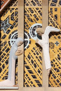 Escultura de la Anunciación en la iglesia de Notre-Dame de Consolation diseñada por Raymond Vaillant, Hyeres, Francia