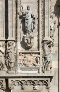 Arquitectura: estatua de San Lucas (1811), y bajo relieve que representa la aparición del ángel a la madre de Sansón (1659). (detalle) de la fachada de la Catedral (dome o duomo) de Milán, Italia de Unbekannt