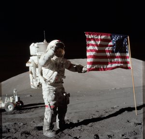 Astronauta Eugene A. Cernan, comandante del Apollo 17, fotografiado junto a la bandera de Estados Unidos desplegada durante la actividad extravehicular (EVA) en la superficie lunar en el sitio de aterrizaje de Taurus-Littrow de Unbekannt