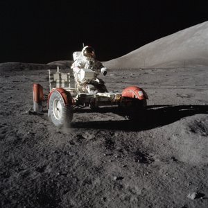 El astronauta Eugene Cernan conduce el Vehículo de Exploración Lunar durante la primera EVA
