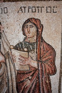 Atropos - Una de las tres Moiras representada con un pergamino abierto en el que estaba inscrita la vida de Aquiles - Detalle del panel que representa el primer baño de Aquiles - Mosaicos de Pafos, Villa de Teseo, siglo V d.C. - Chipre - Representación de  de Unbekannt
