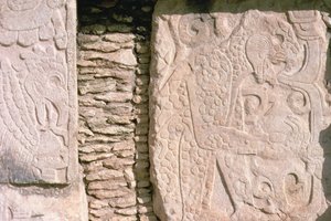 Bajorrelieve que representa jaguares sacando corazones humanos de víctimas sacrificiales de William M. Timlin