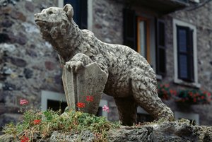 Estatua de oso, Plaza del Oso, Schilpario, Lombardía, Italia de Benjamin Baud