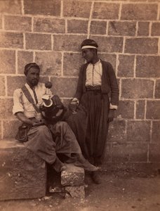Comerciantes de limonada de Beirut. Fotografía de Charles Lallemand (1826-1904) en "Siria, trajes, viajes y paisajes". 1865. Colección privada. de Unbekannter Künstler