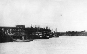 Puerto de Blyth, mostrando varios carboneros junto a los muelles de Blyth con un lanzamiento de la Comisión del Puerto en primer plano de Unbekannt