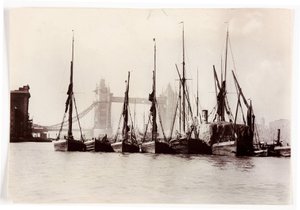 Barcos amarrados en Tower Bridge de Unbekannt