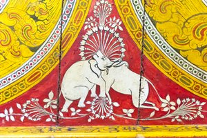 Pintura budista en madera; ilusión óptica; elefante y vaca con una sola cabeza; Templo Dowa; templo de roca; Bandarawela; Provincia de Badulla; Provincia de Uva; Sri Lanka; Asia