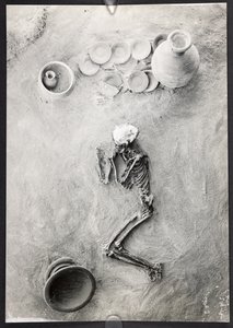 Grupo de entierro en el cementerio del Sitio H, Trinchera Oriental, Excavaciones de Harappa, Mohenjo-Daro (fotografía en B/N)