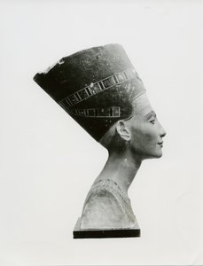Busto de la Reina Nefertiti, vista lateral, copia del busto en el Museo Egipcio, SMPK, Berlín (piedra caliza pintada) (foto en blanco y negro)