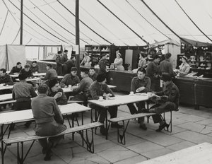 Carpa de cantina, Campamento de Verano de Weybourne, abril de 1954 (foto en blanco y negro) de Unbekannt
