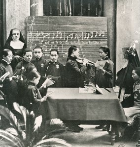 Práctica de villancicos en una misión francesa en China, principios del siglo XX (foto en blanco y negro) de Unbekannt