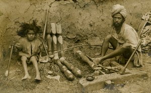 Carpintero y niño trabajando en las patas de una cama de Unbekannter Künstler