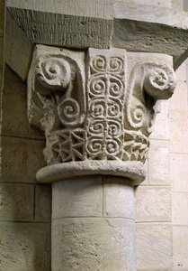 Columna tallada decorada con báculos y espirales de Unbekannt