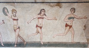 Cámara de las Diez Doncellas o el mosaico de las "chicas en bikini". Vista general del panel superior: peso, lanzamiento de disco y carrera. Siglo III - IV. Villa Romana del Casale, Sicilia. Sitio UNESCO.