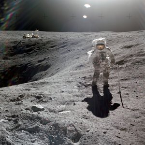 Charles M. Duke, Jr., piloto del módulo lunar de la misión Apollo 16, recolectando muestras lunares en el borde del Cráter Plum, abril de 1972 (foto) de Unbekannt