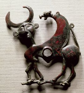 Pieza de mejilla de un bocado de caballo en forma de bestia con cabeza humana, de Luristán, Irán Occidental, c.800-700 a.C.
