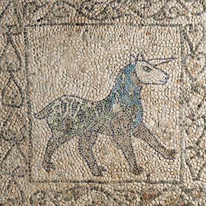 Cuarta Cruzada, fragmentos de mosaicos de pisos que representan un unicornio