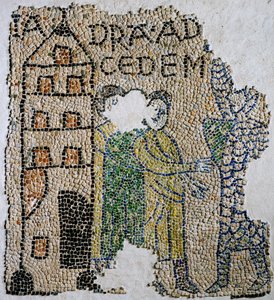 Iglesia de San Juan Evangelista, Cuarta Cruzada, Fragmentos de suelos de mosaico que representan a los venecianos, Rávena, Emilia-Romaña, Italia de William M. Timlin