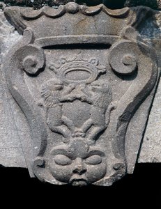 Escudo de armas en piedra, arquitrabe de la puerta de entrada, Barile, Basilicata, Italia