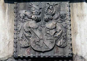 Escudo de armas en puerta de madera de una casa en Lavis, Trento, Trentino-Alto Adige, Italia de Benjamin Baud